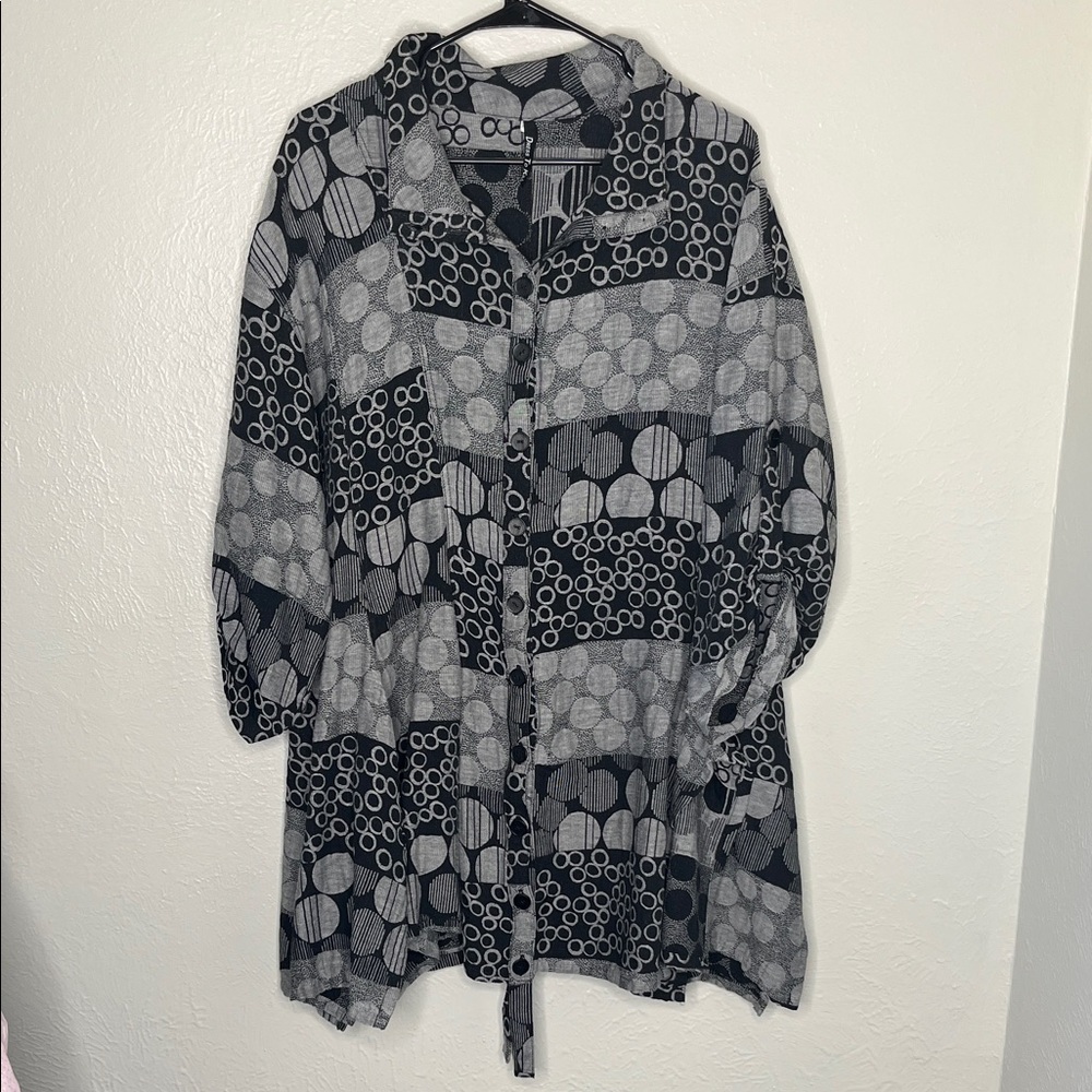 Dress to Kill Black and Gray Circle Pattern Lagenlook Button-Up Tunic One Size